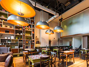 Esstischbeleuchtung mit Hängelampen im Restaurant 