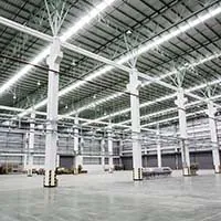 tageslicht- bzw. kaltweiße Beleuchtung in einer Lagerhalle