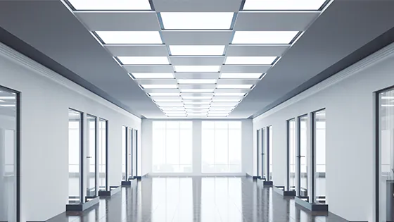 Büroflur mit LED-Panels